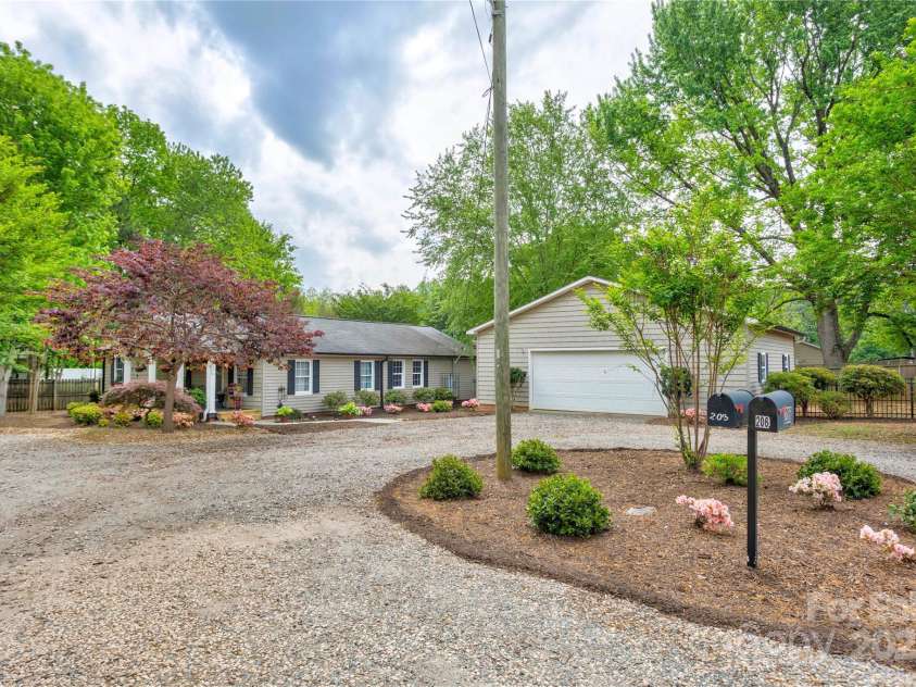 206 Coley Street, Kannapolis, NC 28083.  MLS# CAR4286135, YatesRealty ID 29970. 