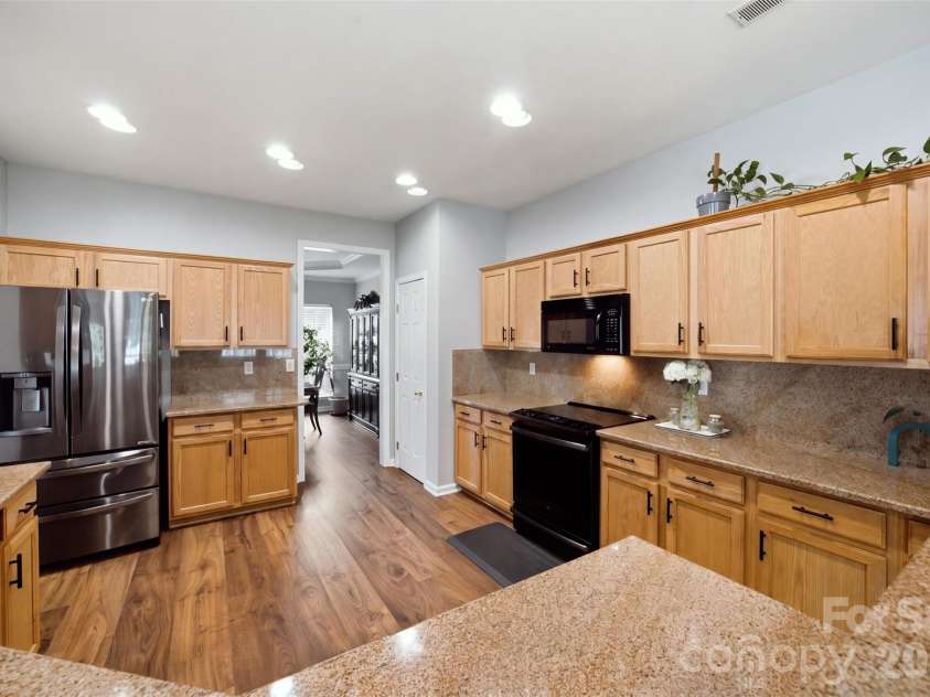 11719 Royal Castle Court, Charlotte, NC 28277.  MLS# CAR4390240, YatesRealty ID 29971. Kitchen