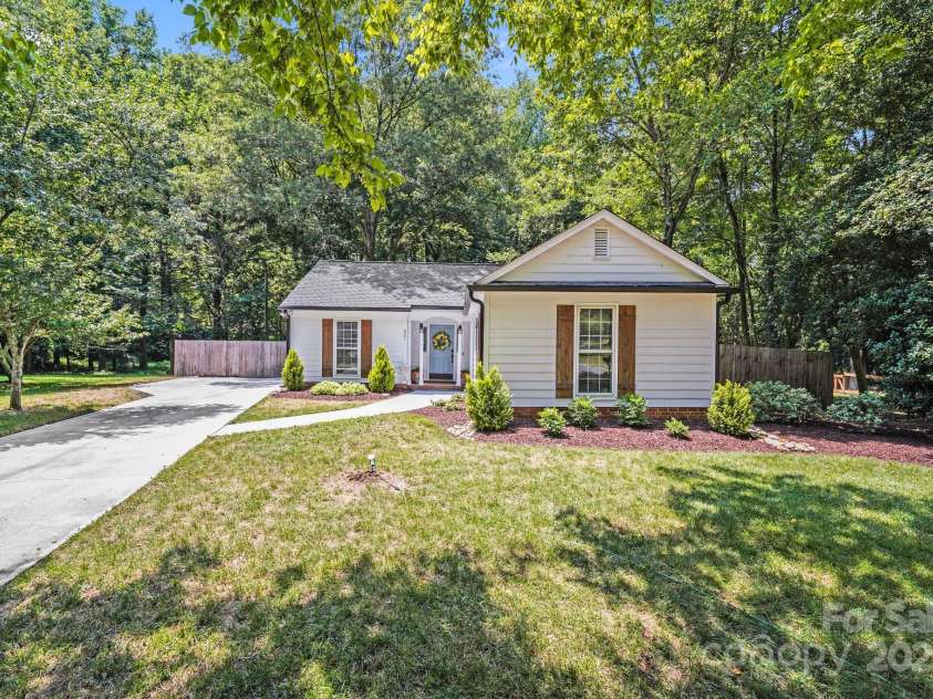 2301 Oldenburg Drive, Charlotte, NC 29210.  MLS# CAR4287706, YatesRealty ID 29971. 
