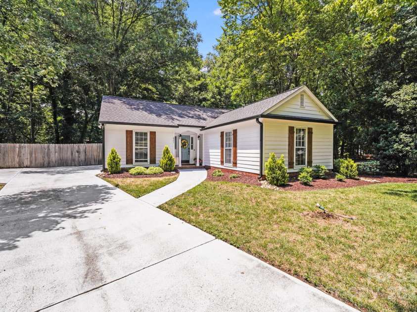 2301 Oldenburg Drive, Charlotte, NC 29210.  MLS# CAR4287706, YatesRealty ID 29971. 