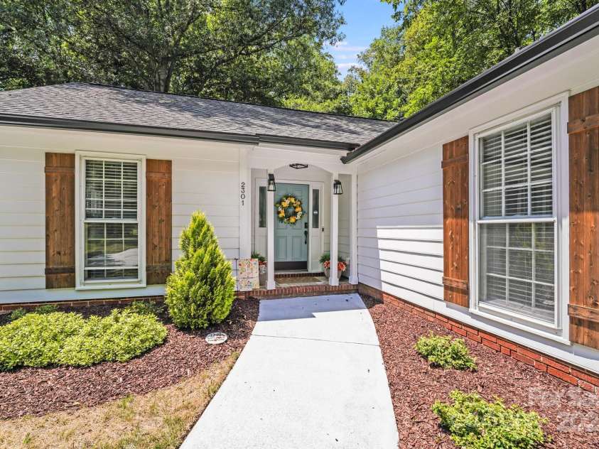 2301 Oldenburg Drive, Charlotte, NC 29210.  MLS# CAR4287706, YatesRealty ID 29971. 