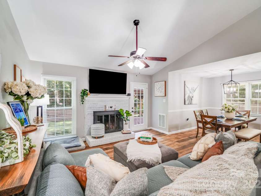 2301 Oldenburg Drive, Charlotte, NC 29210.  MLS# CAR4287706, YatesRealty ID 29971. 