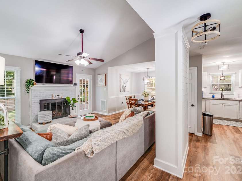 2301 Oldenburg Drive, Charlotte, NC 29210.  MLS# CAR4287706, YatesRealty ID 29971. 