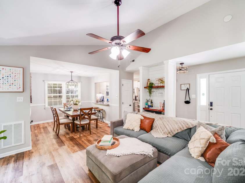 2301 Oldenburg Drive, Charlotte, NC 29210.  MLS# CAR4287706, YatesRealty ID 29971. 