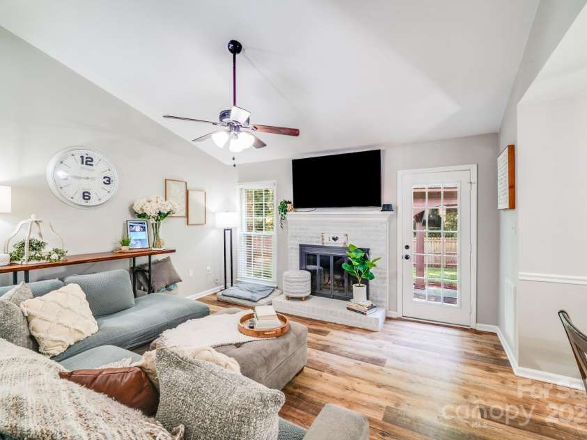 2301 Oldenburg Drive, Charlotte, NC 29210.  MLS# CAR4287706, YatesRealty ID 29971. 