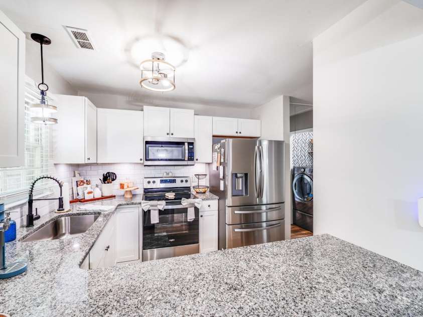 2301 Oldenburg Drive, Charlotte, NC 29210.  MLS# CAR4287706, YatesRealty ID 29971. 