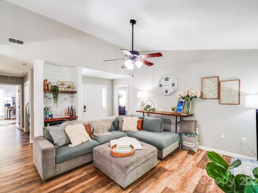 2301 Oldenburg Drive, Charlotte, NC 29210.  MLS# CAR4287706, YatesRealty ID 29971. 