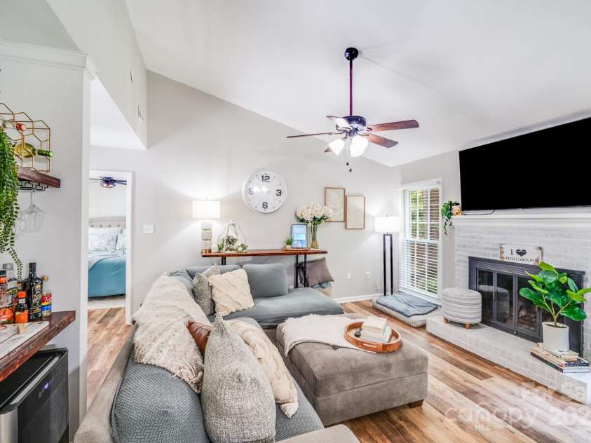 2301 Oldenburg Drive, Charlotte, NC 29210.  MLS# CAR4287706, YatesRealty ID 29971. 