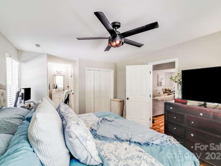 2301 Oldenburg Drive, Charlotte, NC 29210.  MLS# CAR4287706, YatesRealty ID 29971. 
