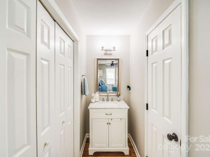 2301 Oldenburg Drive, Charlotte, NC 29210.  MLS# CAR4287706, YatesRealty ID 29971. 