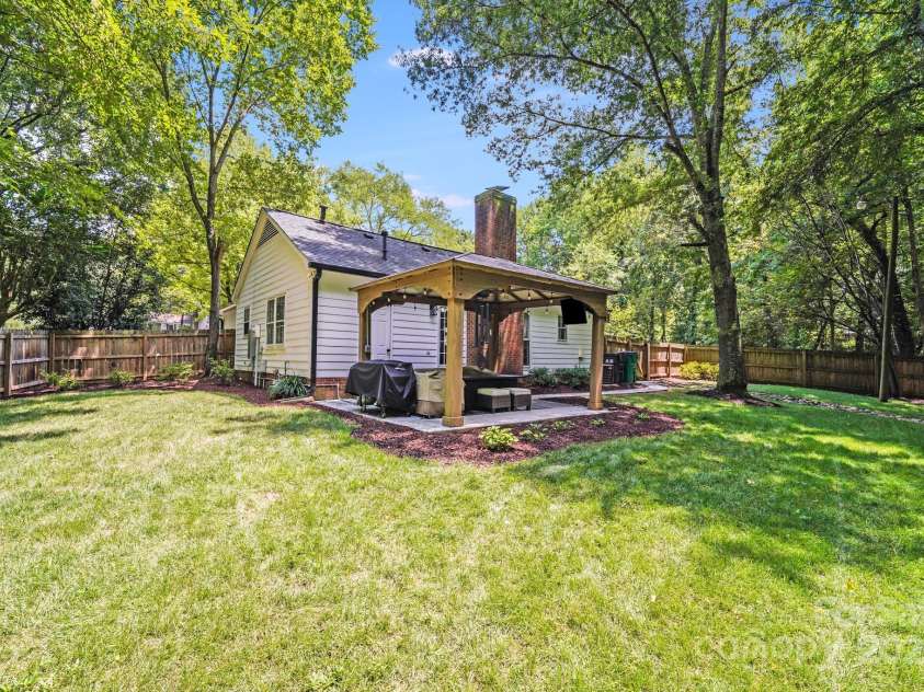 2301 Oldenburg Drive, Charlotte, NC 29210.  MLS# CAR4287706, YatesRealty ID 29971. 