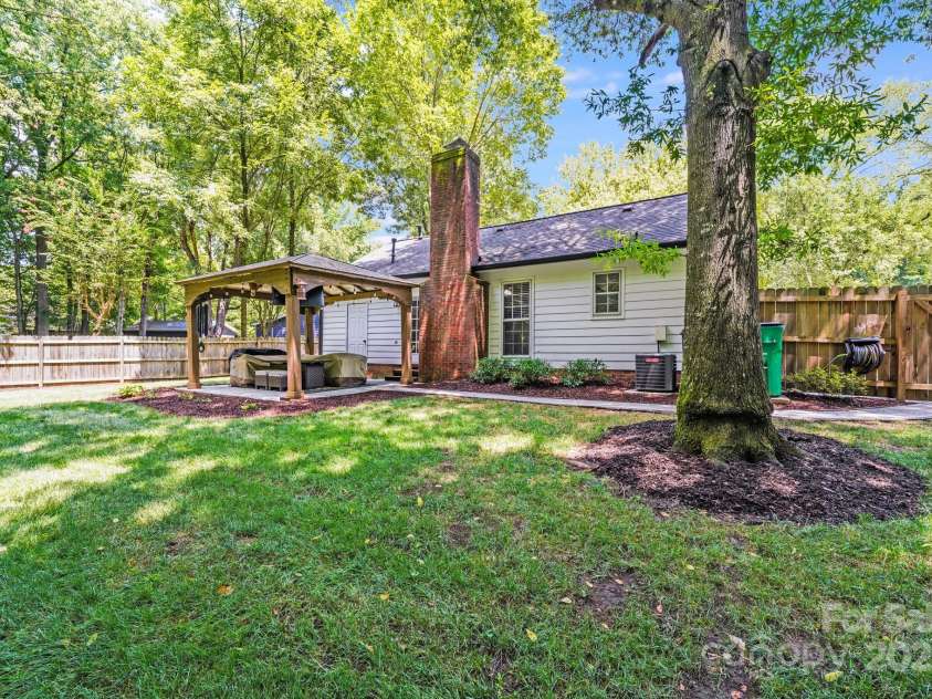2301 Oldenburg Drive, Charlotte, NC 29210.  MLS# CAR4287706, YatesRealty ID 29971. 