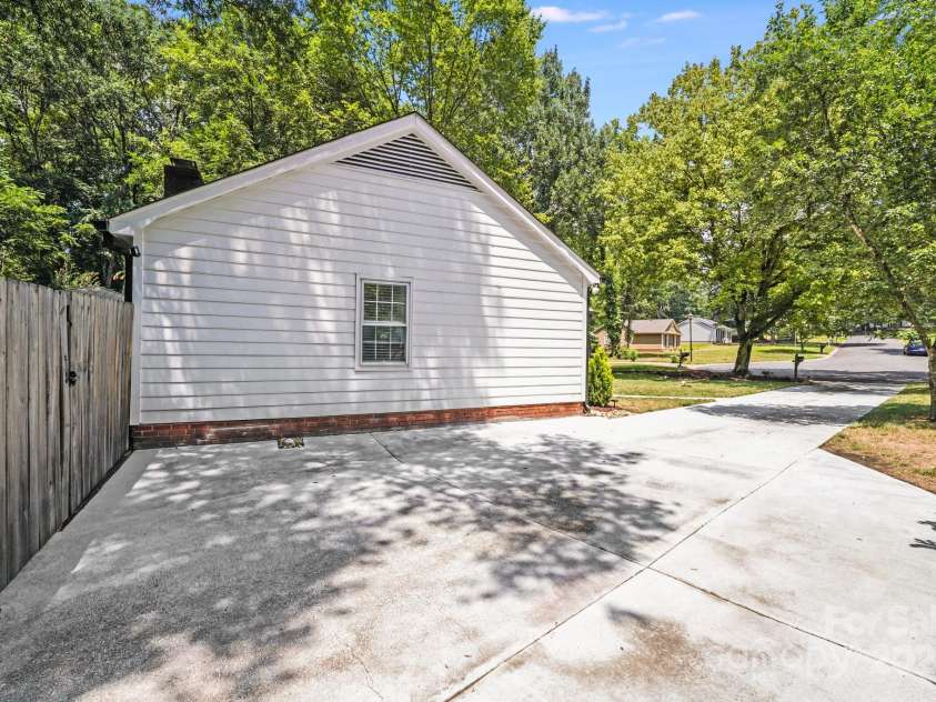 2301 Oldenburg Drive, Charlotte, NC 29210.  MLS# CAR4287706, YatesRealty ID 29971. 