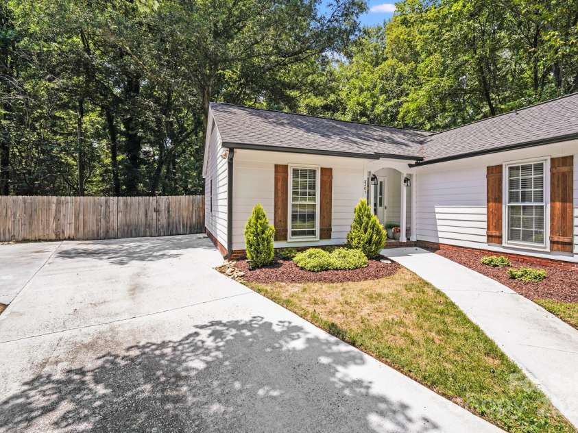 2301 Oldenburg Drive, Charlotte, NC 29210.  MLS# CAR4287706, YatesRealty ID 29971. 