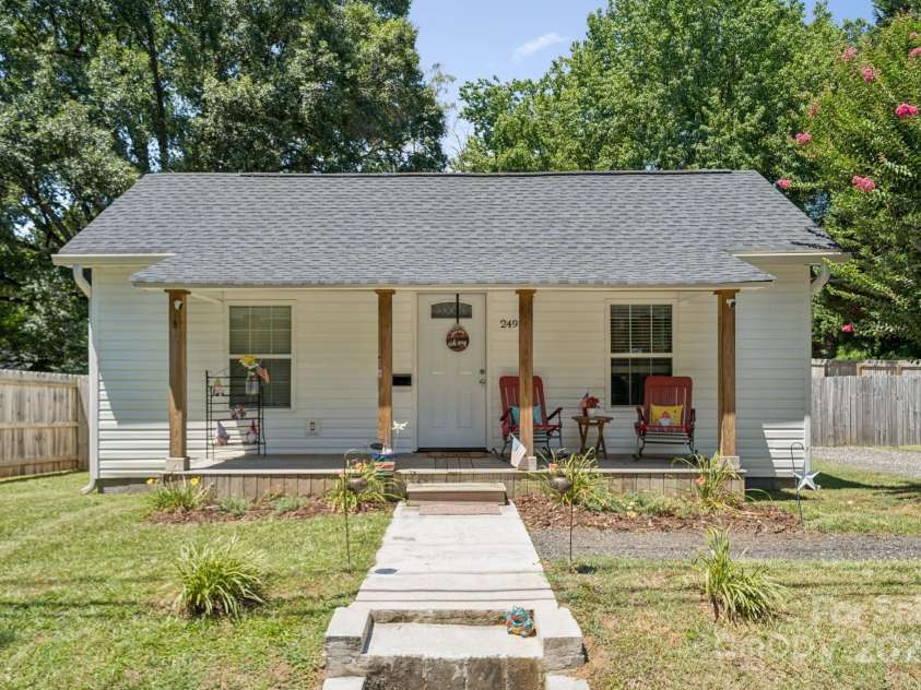 249 Institute Street, Mooresville, NC 28115.  MLS# CAR4284830, YatesRealty ID 29973. 