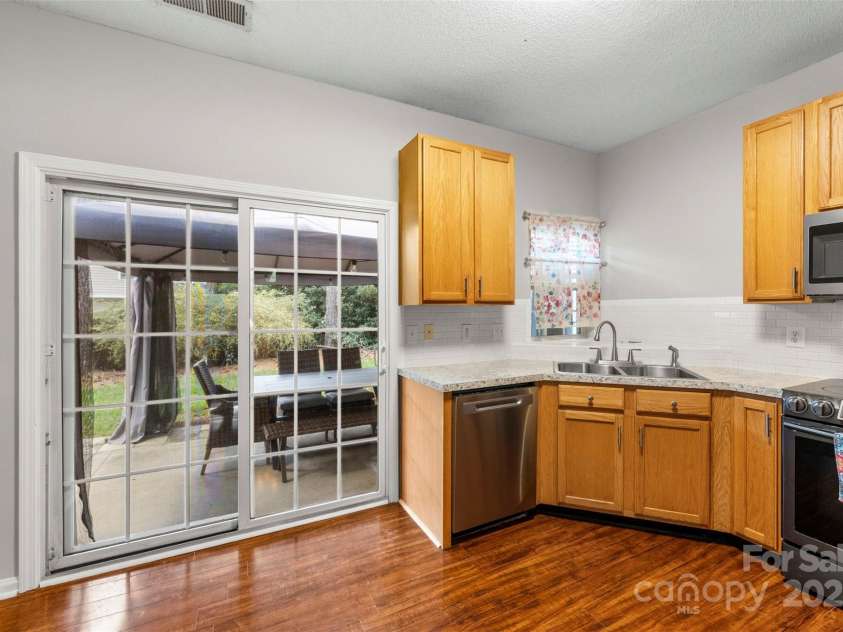 3405 Summerfield Ridge Lane, Matthews, NC 28105.  MLS# CAR4282032, YatesRealty ID 29974. 