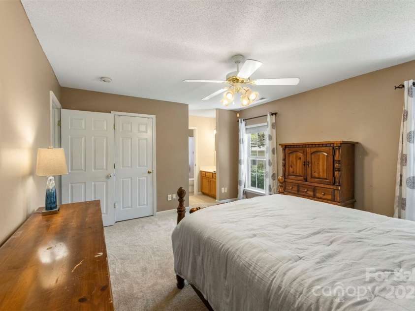 3405 Summerfield Ridge Lane, Matthews, NC 28105.  MLS# CAR4282032, YatesRealty ID 29974. 