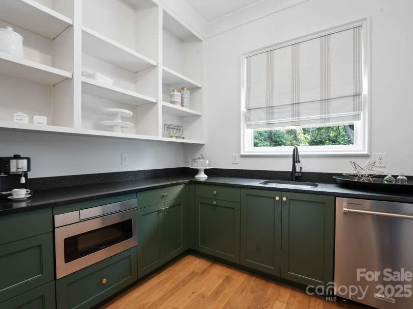 6505 Folger Drive, Charlotte, NC 28270.  MLS# CAR4268431, YatesRealty ID 29976. 