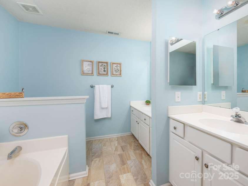 11911 Brownestone View Drive, Charlotte, NC 28269.  MLS# CAR4272115, YatesRealty ID 29978. 