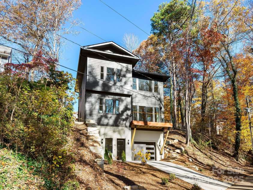 15 Perdue Place, Asheville, NC 28806.  MLS# CAR4316954, YatesRealty ID 2998. 