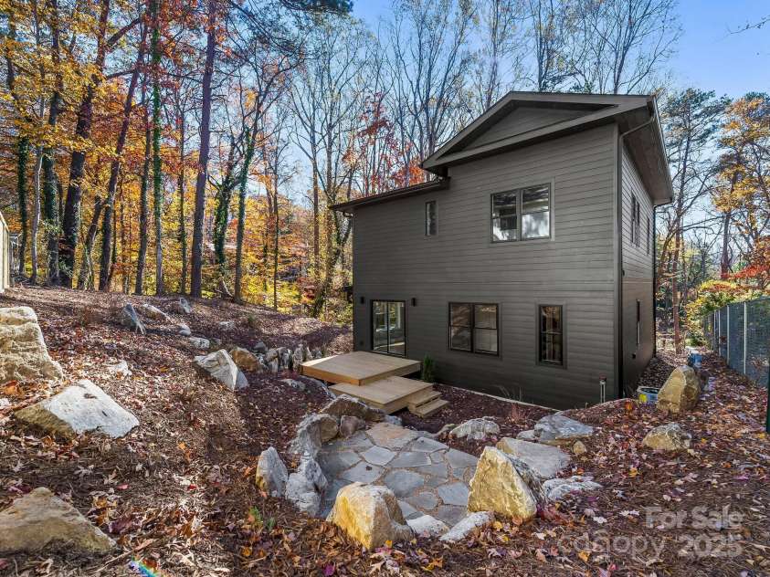 15 Perdue Place, Asheville, NC 28806.  MLS# CAR4316954, YatesRealty ID 2998. A green thumb's gardening paradise