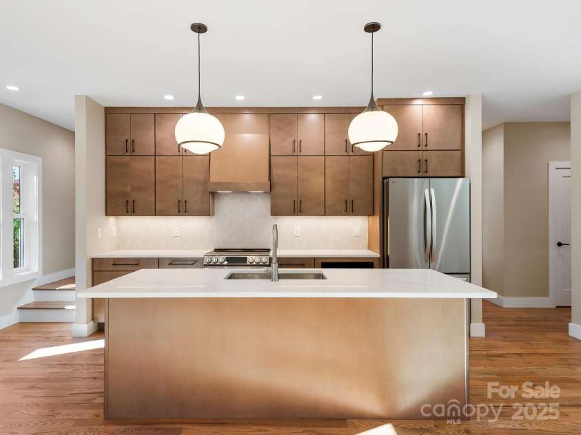 15 Perdue Place, Asheville, NC 28806.  MLS# CAR4316954, YatesRealty ID 2998. Massive island