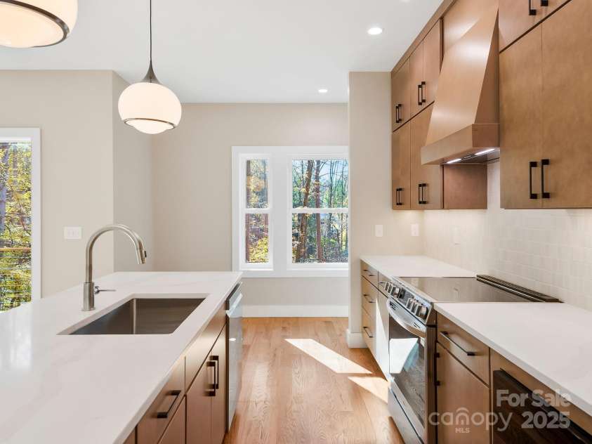 15 Perdue Place, Asheville, NC 28806.  MLS# CAR4316954, YatesRealty ID 2998. Sleek integrated hood venting to exterior