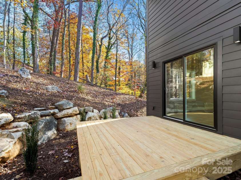 15 Perdue Place, Asheville, NC 28806.  MLS# CAR4316954, YatesRealty ID 2998. Totally private