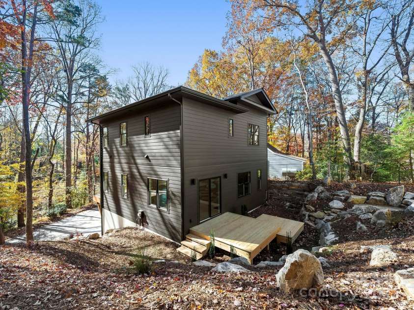 15 Perdue Place, Asheville, NC 28806.  MLS# CAR4316954, YatesRealty ID 2998. Wooded wonderland