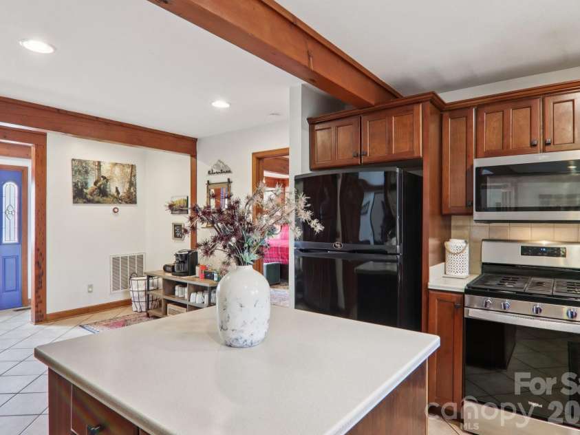 28 Nantahala Ridge, Bryson City, NC 28713.  MLS# CAR4354188, YatesRealty ID 2998. 