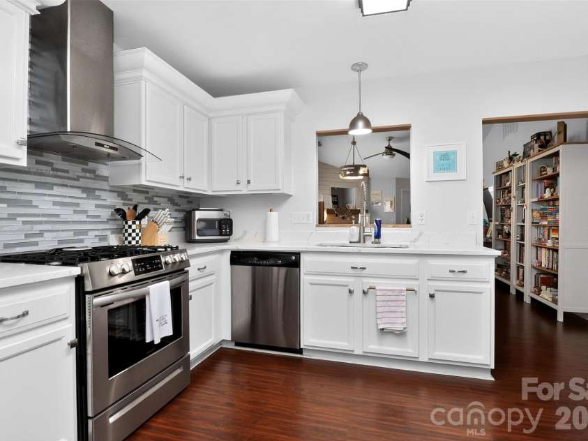 5422 Harris Cove Drive, Charlotte, NC 28269.  MLS# CAR4392419, YatesRealty ID 29980. 