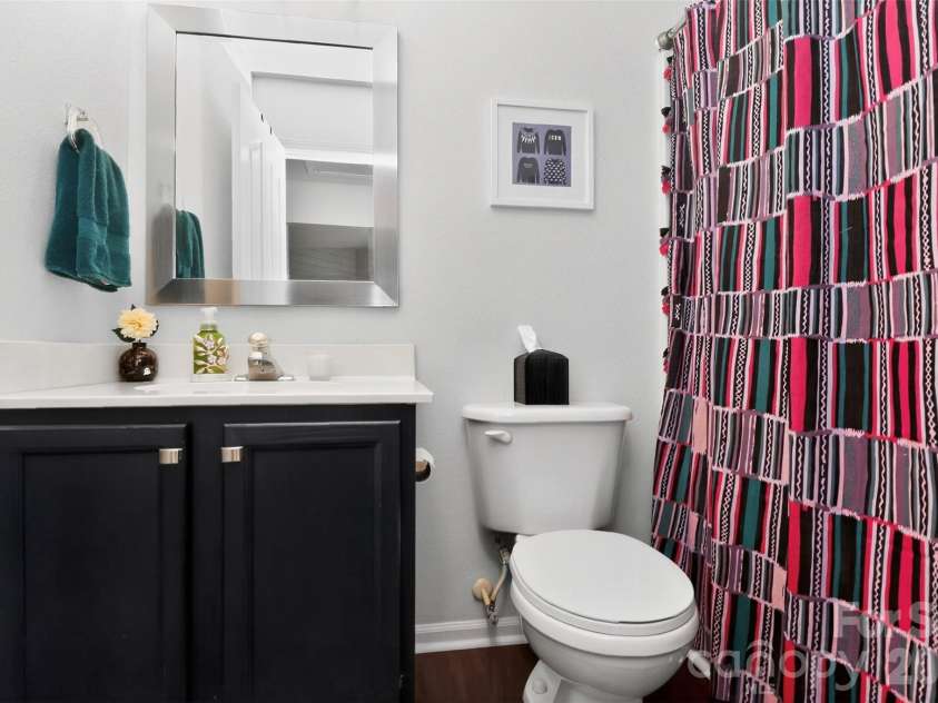 5422 Harris Cove Drive, Charlotte, NC 28269.  MLS# CAR4392419, YatesRealty ID 29980. Hall Bath
