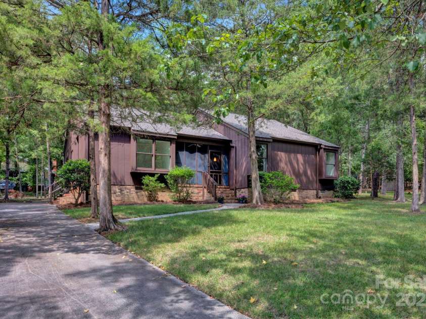 7904 Deep Hollow Court, Charlotte, NC 28226.  MLS# CAR4286796, YatesRealty ID 29980. Cul de sac home