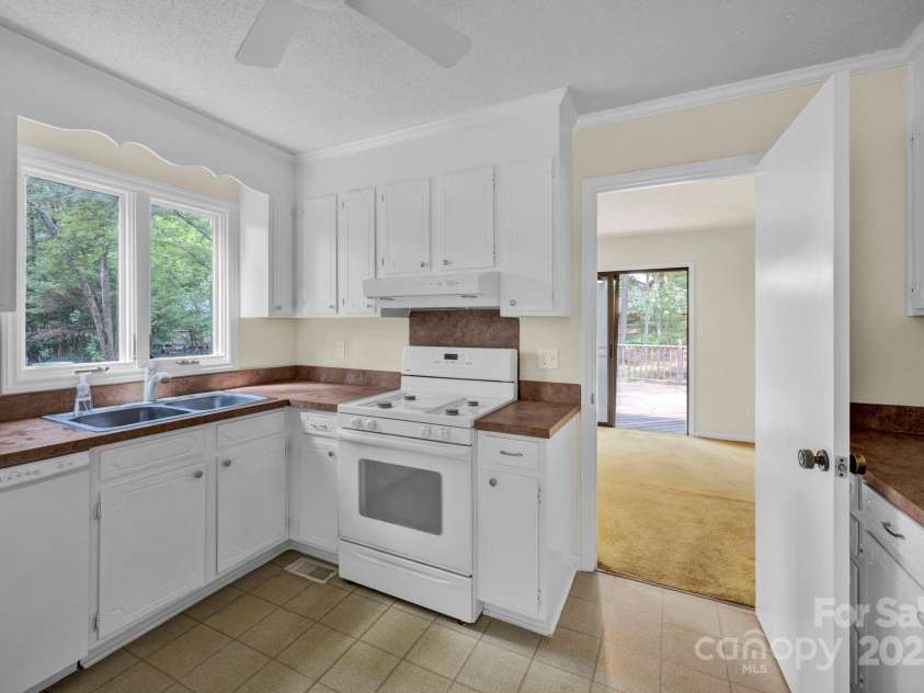 7904 Deep Hollow Court, Charlotte, NC 28226.  MLS# CAR4286796, YatesRealty ID 29980. Kitchen to dining room