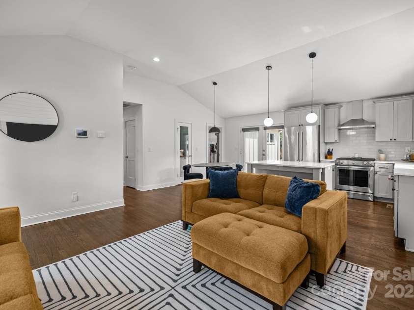 3821 Topsfield Road, Charlotte, NC 28211.  MLS# CAR4286504, YatesRealty ID 29983. 