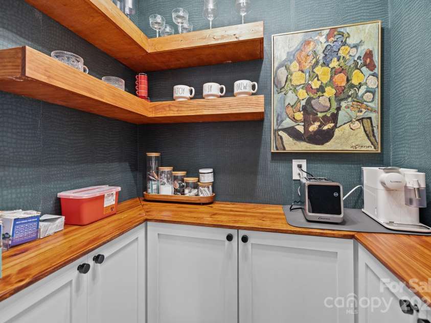 3821 Topsfield Road, Charlotte, NC 28211.  MLS# CAR4286504, YatesRealty ID 29983. 