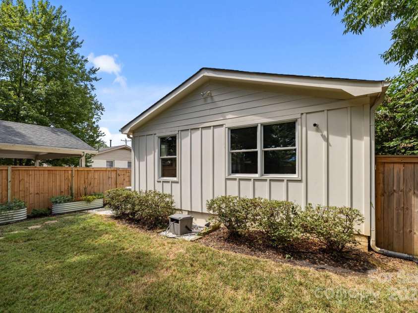 3821 Topsfield Road, Charlotte, NC 28211.  MLS# CAR4286504, YatesRealty ID 29983. 