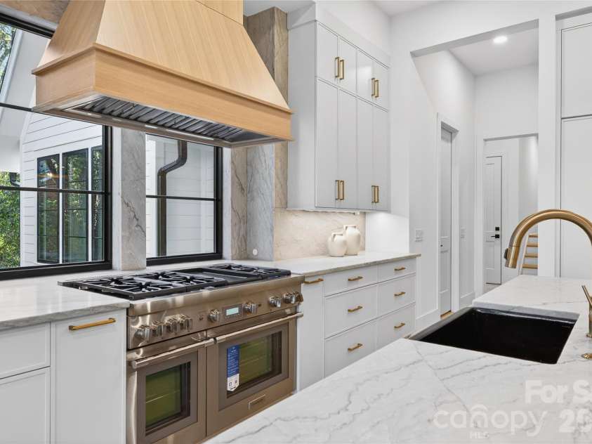 1209 Meadowood Lane, Charlotte, NC 28211.  MLS# CAR4310697, YatesRealty ID 29985. 