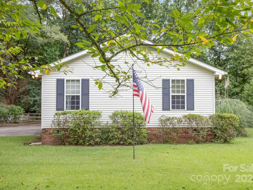 10624 Knox Avenue, Matthews, NC 28105.  MLS# CAR4283123, YatesRealty ID 29987. 