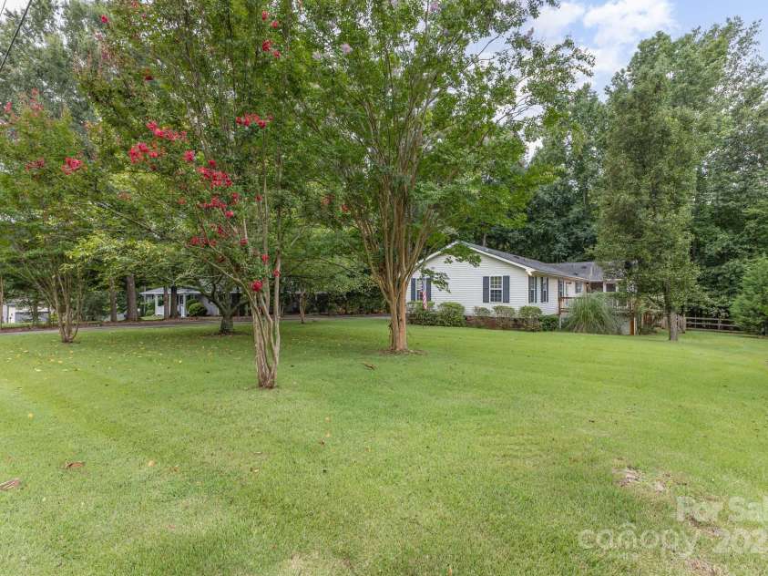 10624 Knox Avenue, Matthews, NC 28105.  MLS# CAR4283123, YatesRealty ID 29987. 