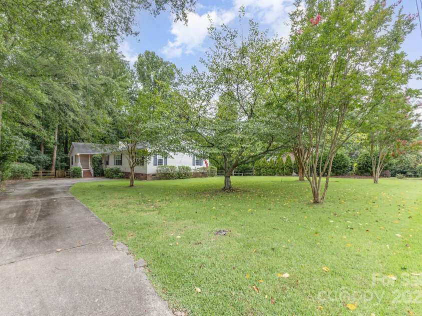 10624 Knox Avenue, Matthews, NC 28105.  MLS# CAR4283123, YatesRealty ID 29987. 