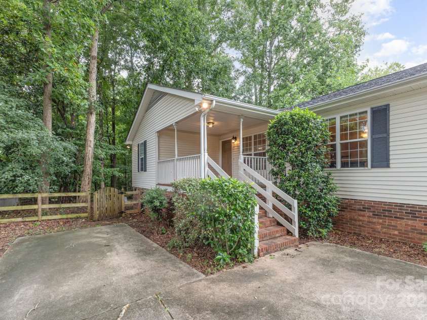 10624 Knox Avenue, Matthews, NC 28105.  MLS# CAR4283123, YatesRealty ID 29987. 