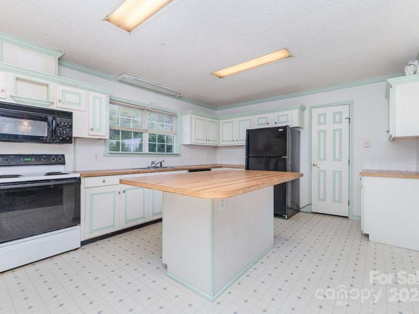 10624 Knox Avenue, Matthews, NC 28105.  MLS# CAR4283123, YatesRealty ID 29987. 