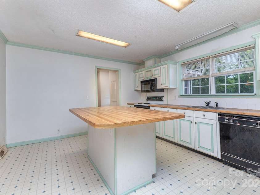 10624 Knox Avenue, Matthews, NC 28105.  MLS# CAR4283123, YatesRealty ID 29987. 