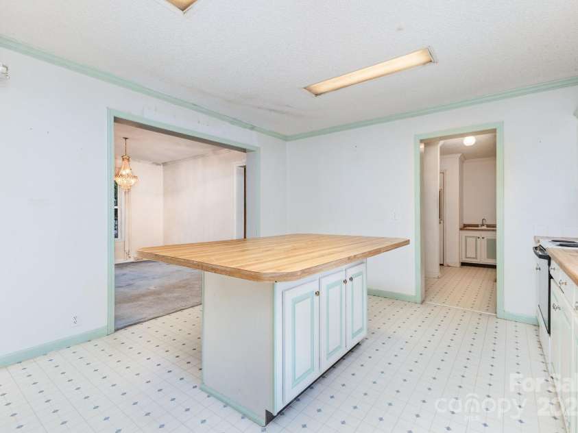 10624 Knox Avenue, Matthews, NC 28105.  MLS# CAR4283123, YatesRealty ID 29987. 