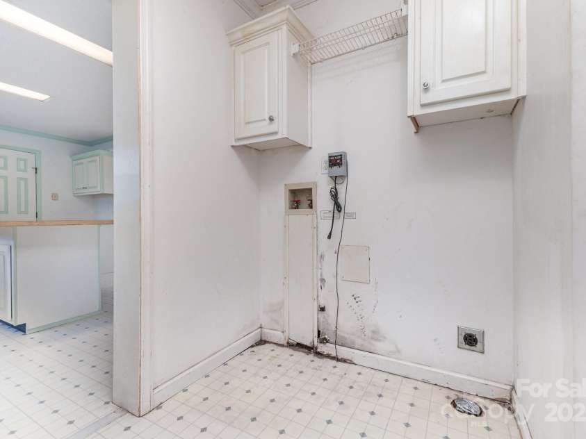 10624 Knox Avenue, Matthews, NC 28105.  MLS# CAR4283123, YatesRealty ID 29987. 