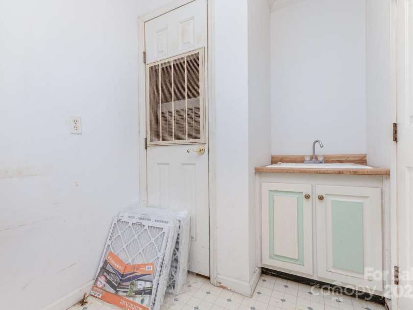 10624 Knox Avenue, Matthews, NC 28105.  MLS# CAR4283123, YatesRealty ID 29987. 