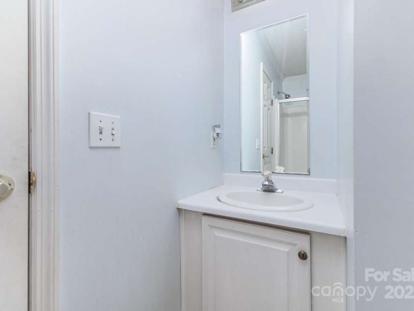 10624 Knox Avenue, Matthews, NC 28105.  MLS# CAR4283123, YatesRealty ID 29987. 