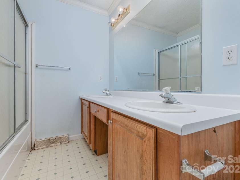 10624 Knox Avenue, Matthews, NC 28105.  MLS# CAR4283123, YatesRealty ID 29987. 