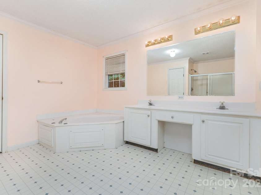 10624 Knox Avenue, Matthews, NC 28105.  MLS# CAR4283123, YatesRealty ID 29987. 